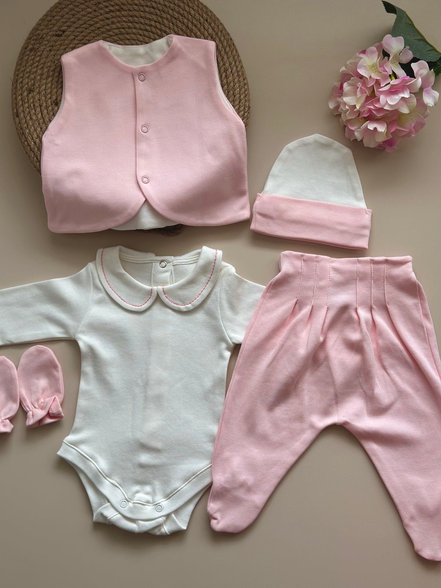 Pembe 5’li Hastane Çıkışı Set (Yelek, Çıtçıtlı Body, Pileli Pantolon, Bere, Eldiven)