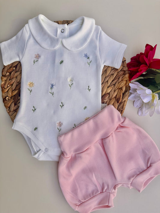 Minimal Çiçek Nakışlı Çıtçıtlı Kısa Kollu Body ve Pembe Penye Balon Şort Takım
