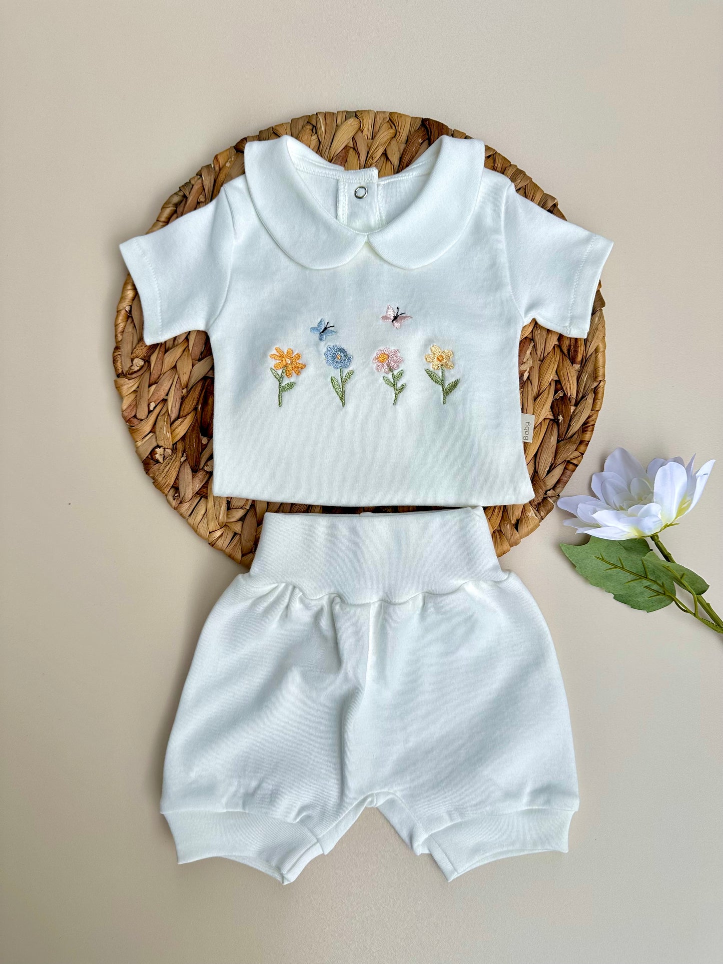 Kelebek ve Çiçek Nakışlı Çıtçıtlı Kısa Kollu Body ve Ekru Penye Balon Şort Takım / Jardin
