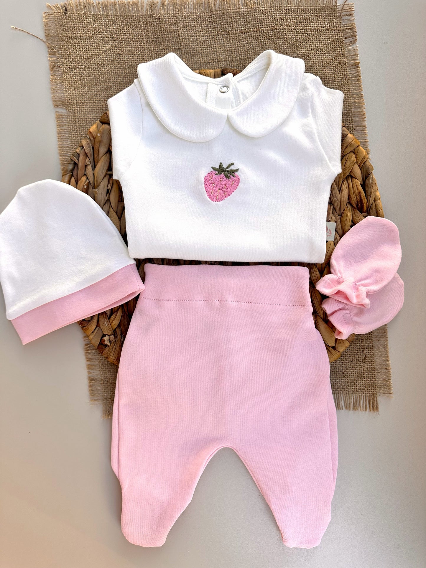 Pembe Çilek Nakışlı Hastane Çıkışı Set (Body, Pantolon, Bere, Eldiven)