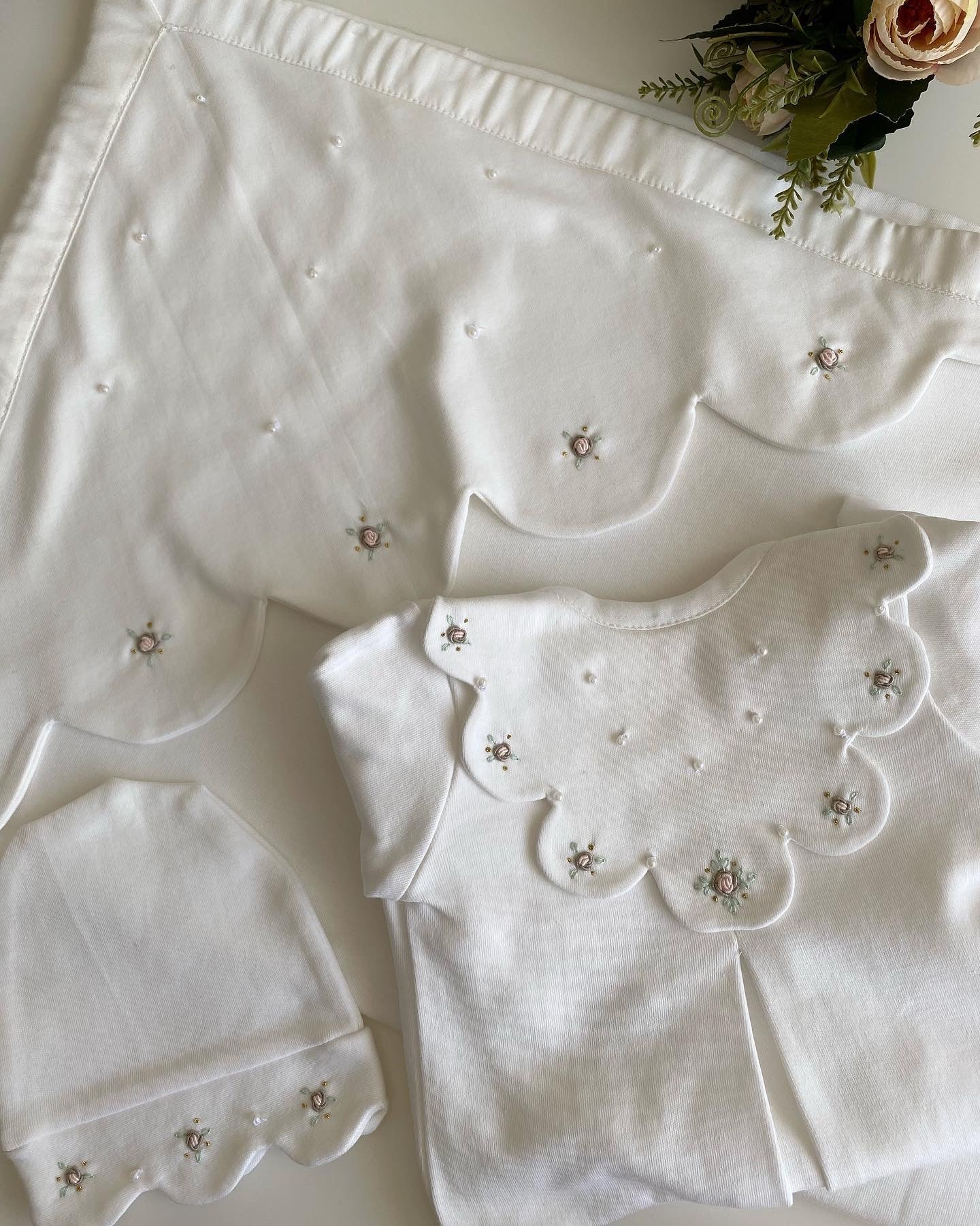 İnci Güllü Tulum Şapka ve Battaniye