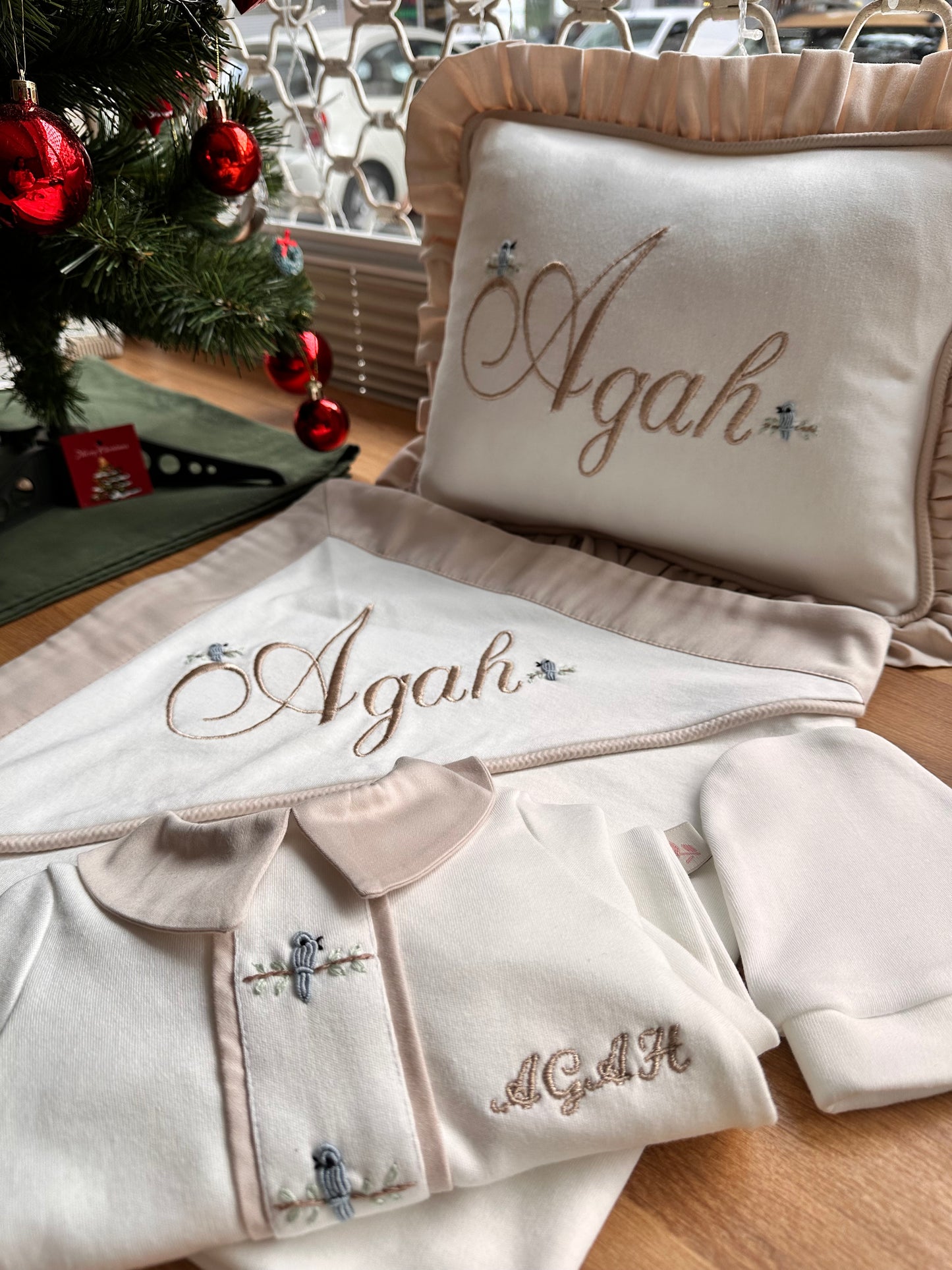 Sütlü Kuşlu Set - Tulum, Şapka, Battaniye ve Yastık