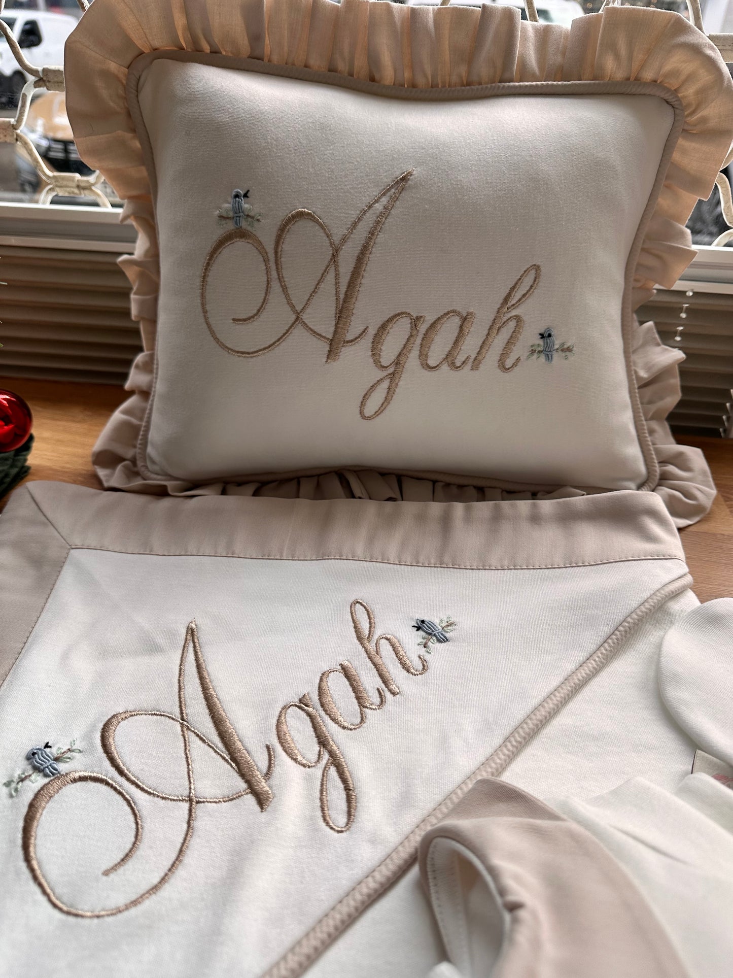 Sütlü Kuşlu Set - Tulum, Şapka, Battaniye ve Yastık