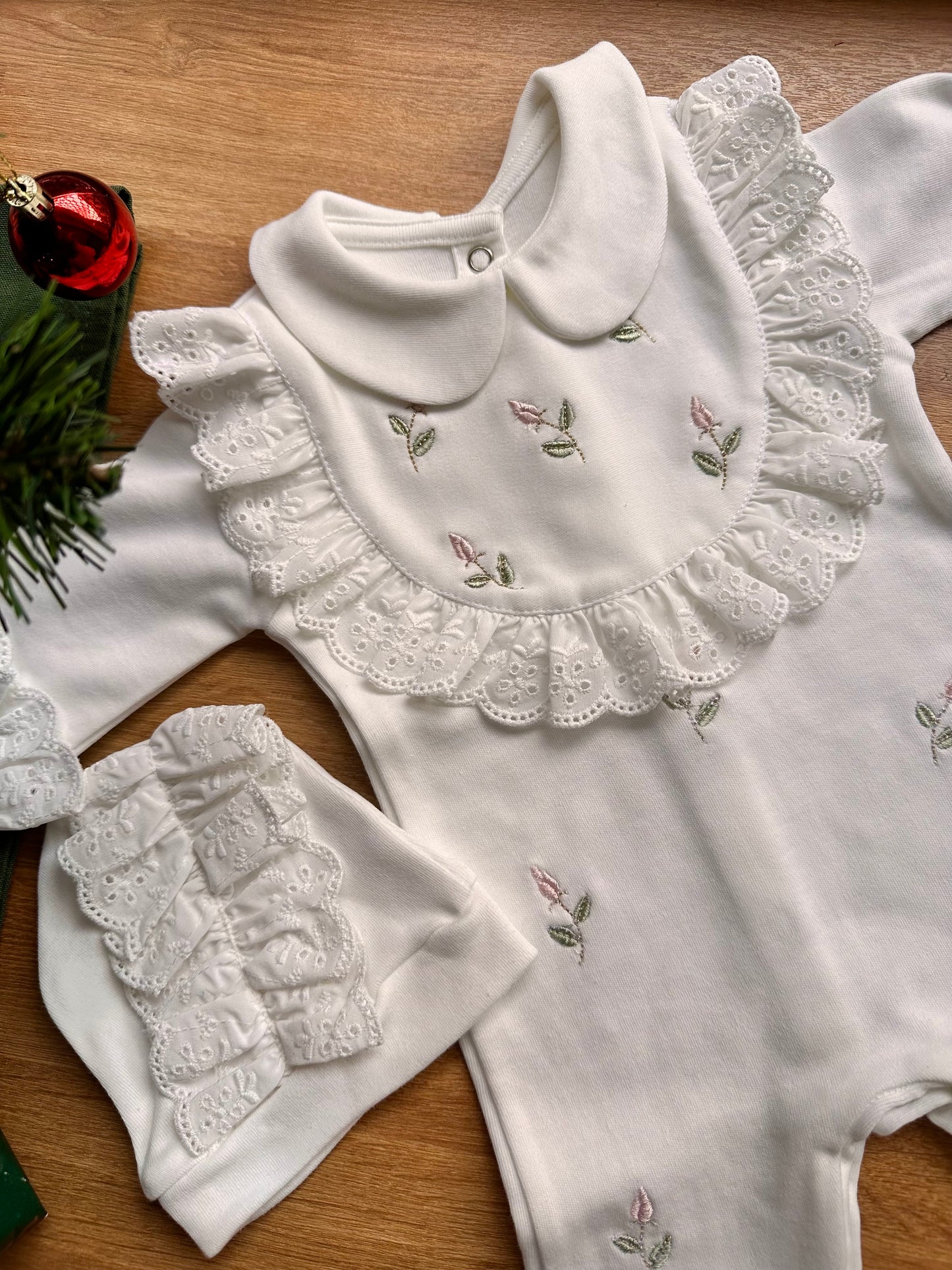 Dağınık Çiçekli Tulum ve Şapkası - İsimsiz Versiyon