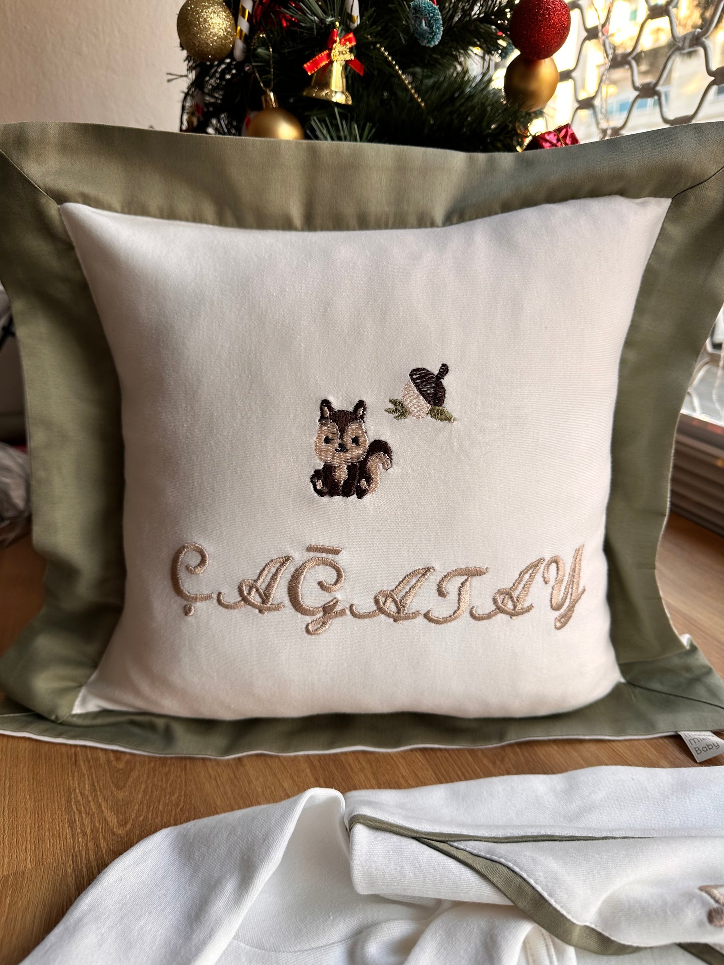 Haki Kumaş Detaylı Sincaplı Yastık