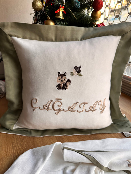 Haki Kumaş Detaylı Sincaplı Yastık