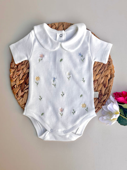 Minimal Çiçek Nakışlı Kısa Kollu Çıtçıtlı Bebek Body