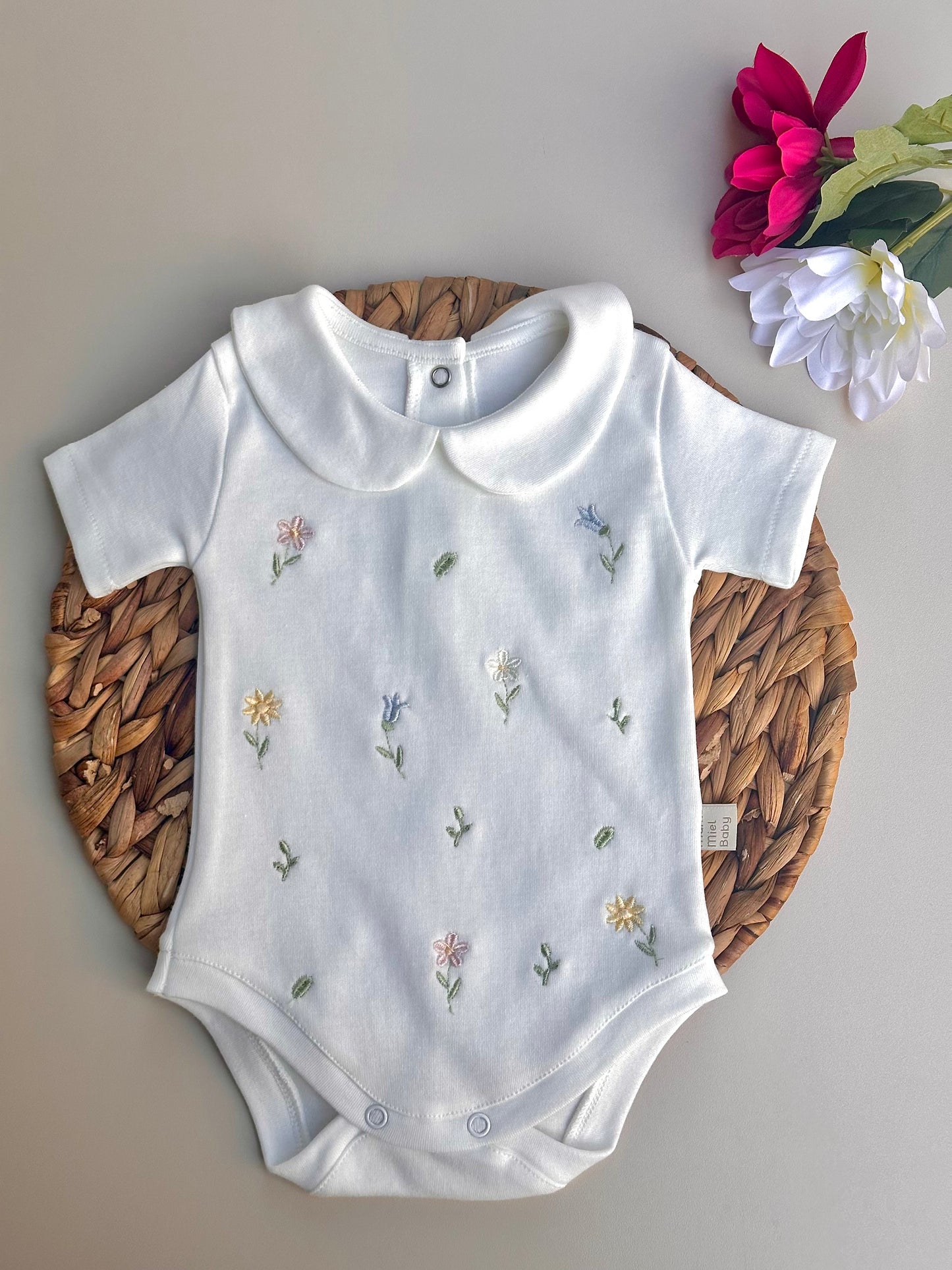 Minimal Çiçek Nakışlı Kısa Kollu Çıtçıtlı Bebek Body