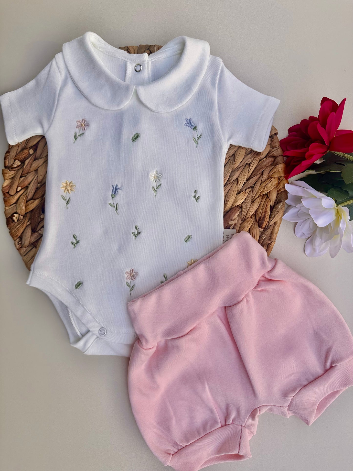 Minimal Çiçek Nakışlı Çıtçıtlı Kısa Kollu Body ve Pembe Penye Balon Şort Takım