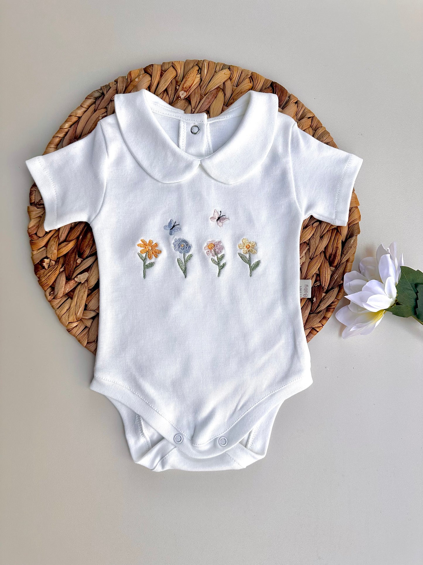 Kelebek ve Çiçek Nakışlı Çıtçıtlı Bebek Body