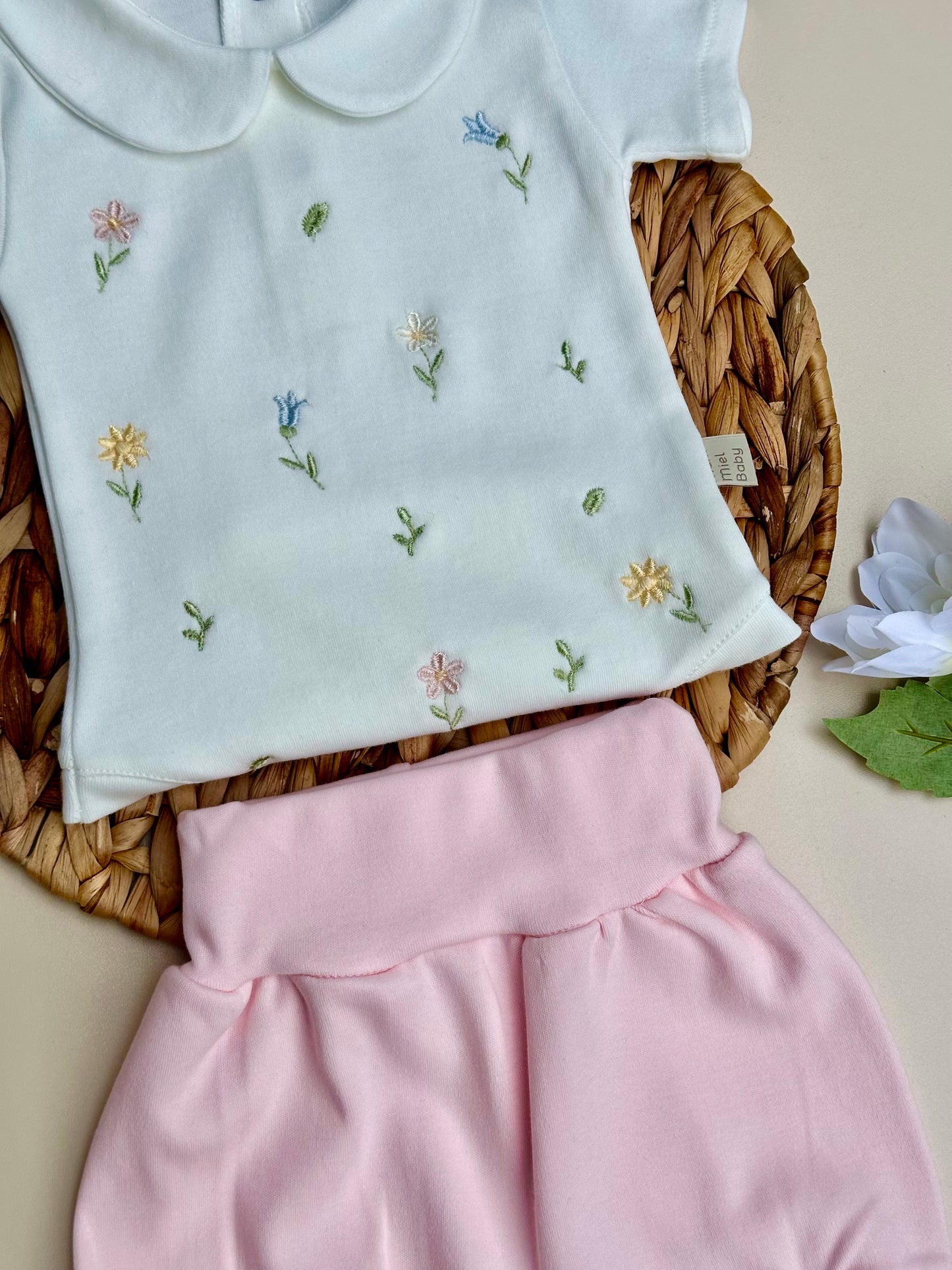 Minimal Çiçek Nakışlı Çıtçıtlı Kısa Kollu Body ve Pembe Penye Balon Şort Takım