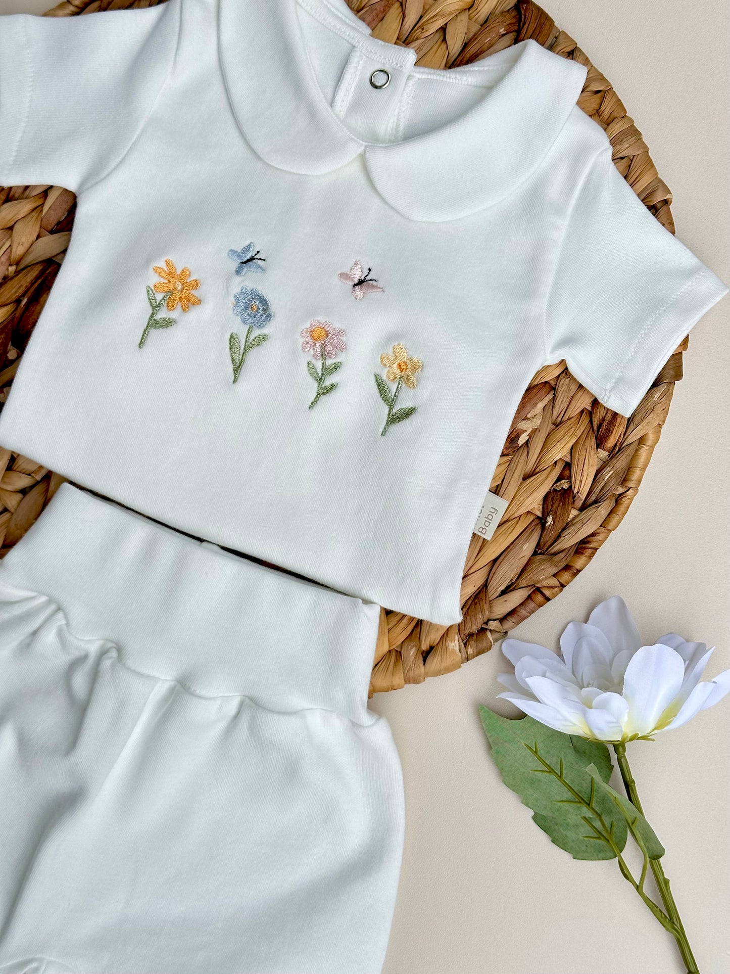 Kelebek ve Çiçek Nakışlı Çıtçıtlı Kısa Kollu Body ve Ekru Penye Balon Şort Takım / Jardin