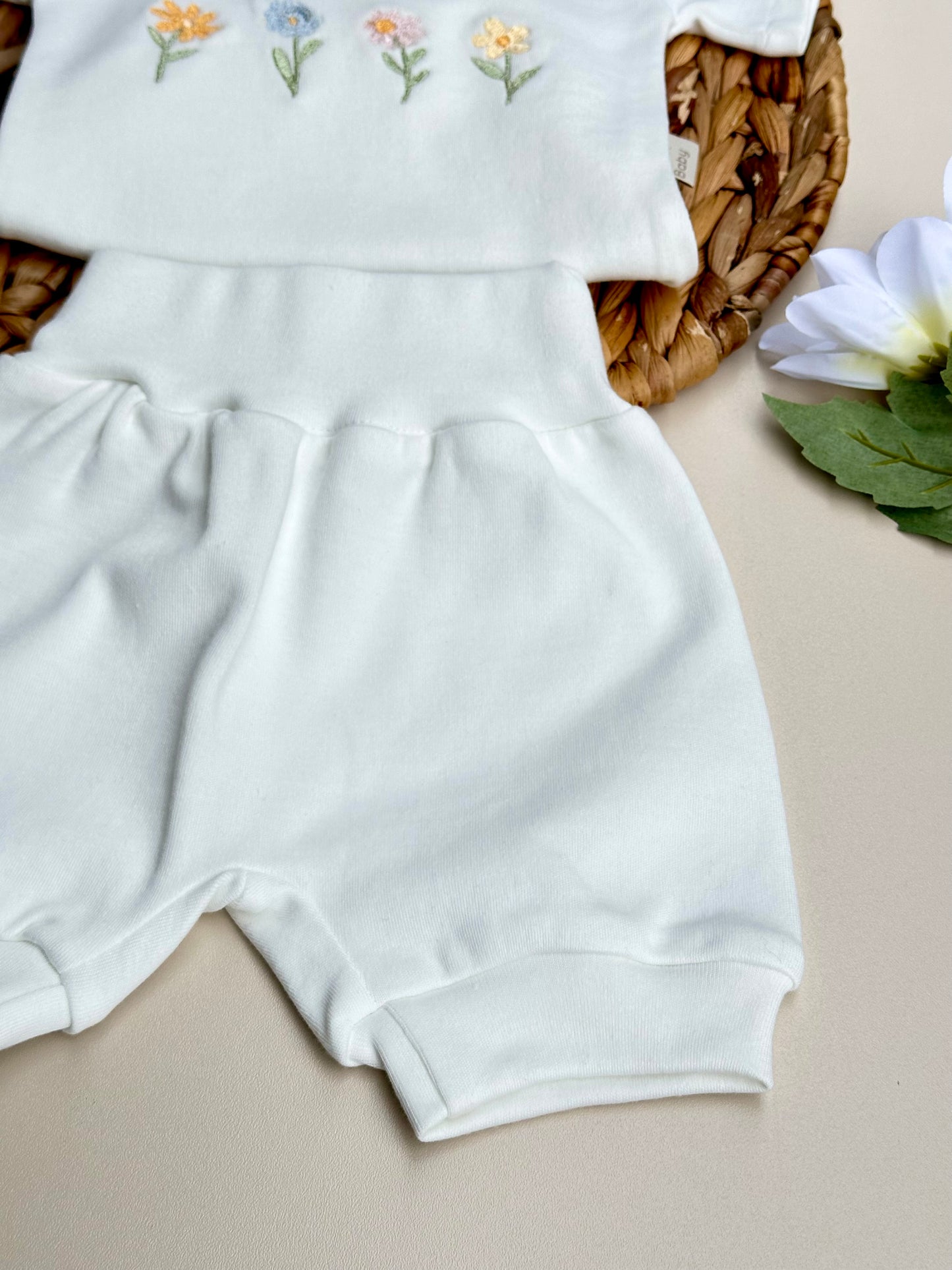 Kelebek ve Çiçek Nakışlı Çıtçıtlı Kısa Kollu Body ve Ekru Penye Balon Şort Takım / Jardin