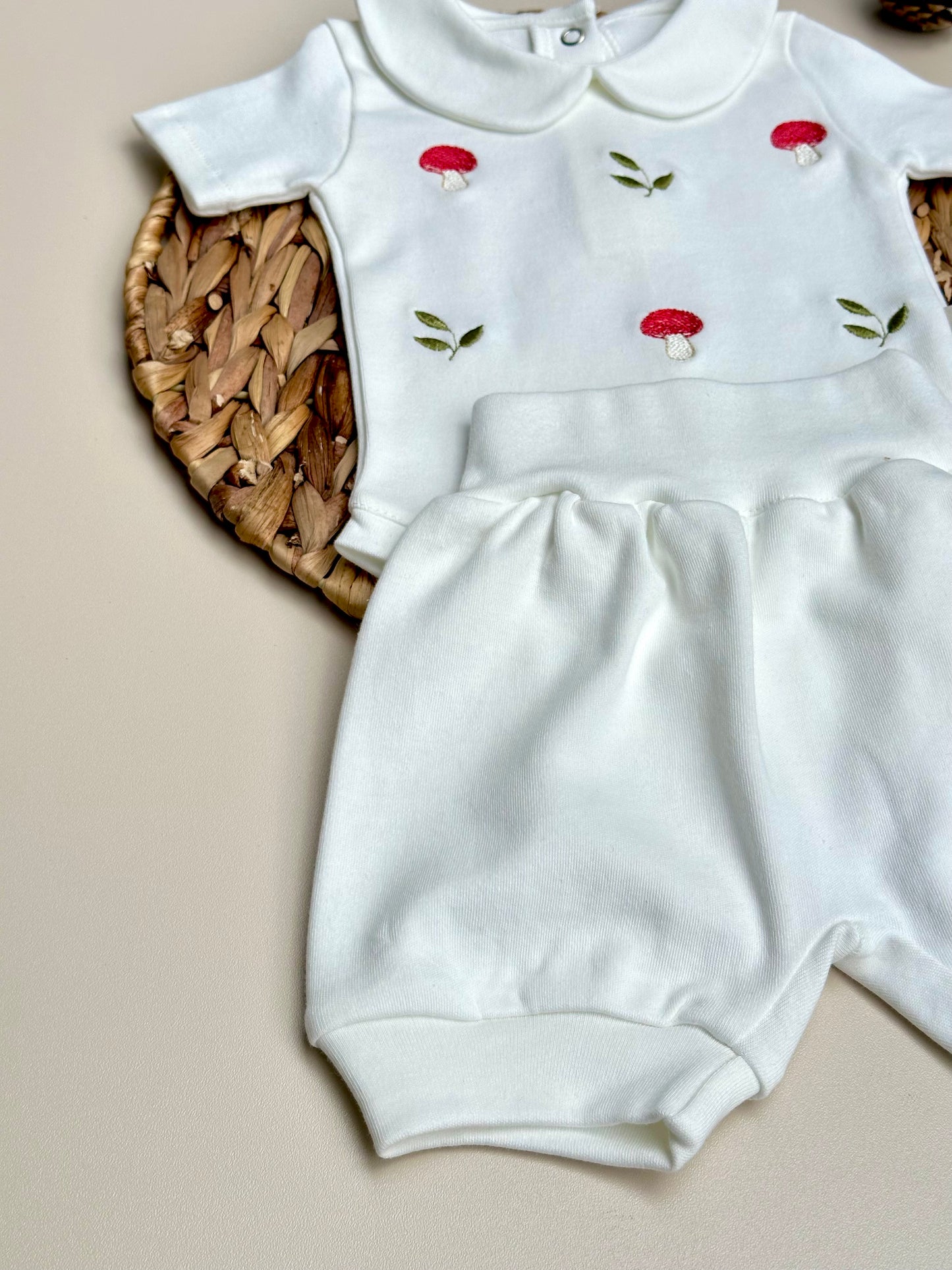 Mantar Nakışlı Çıtçıtlı Kısa Kollu Body ve Ekru Penye Balon Şort Takım
