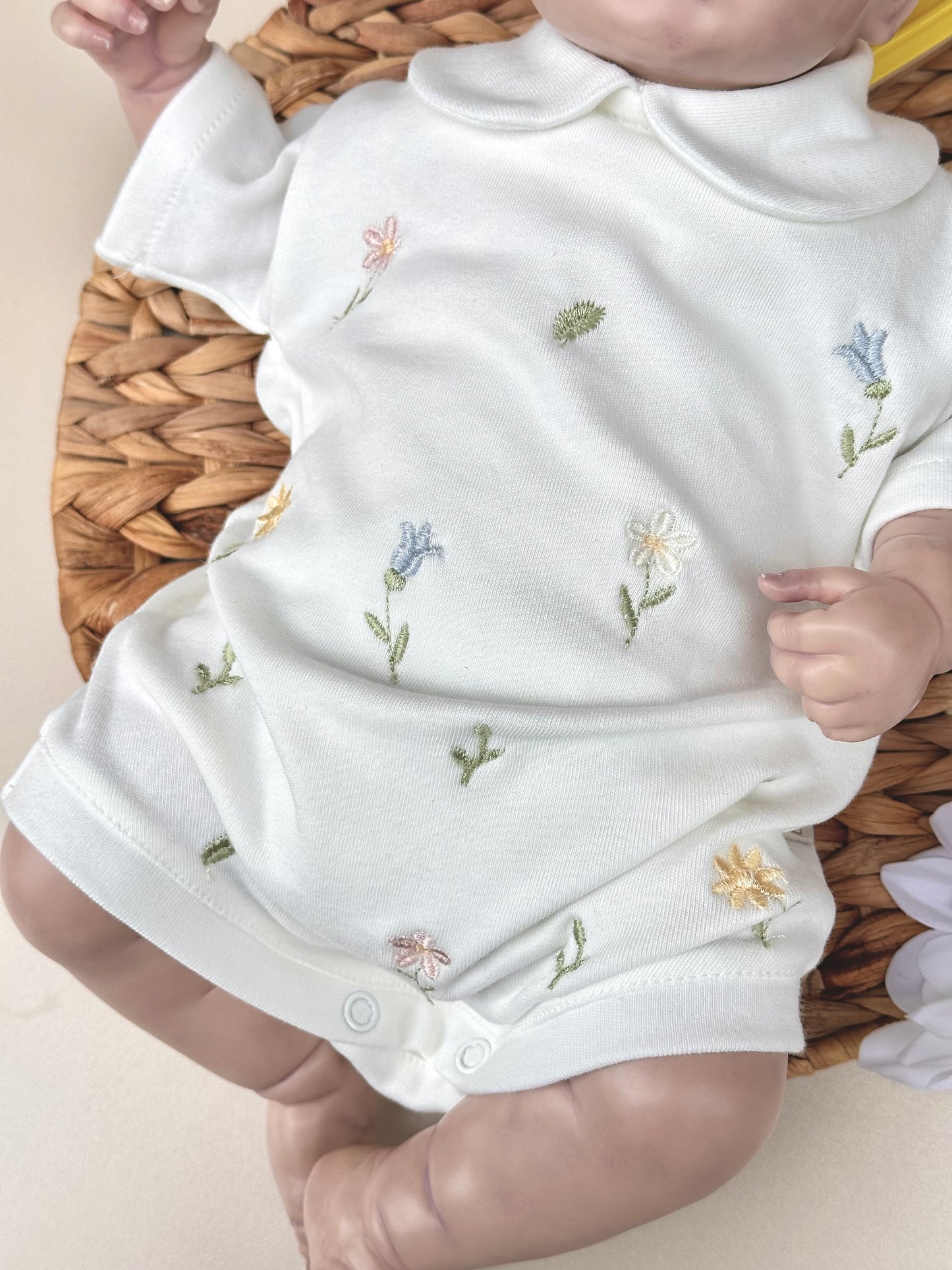 Minimal Çiçek Nakışlı Kısa Kollu Çıtçıtlı Bebek Body