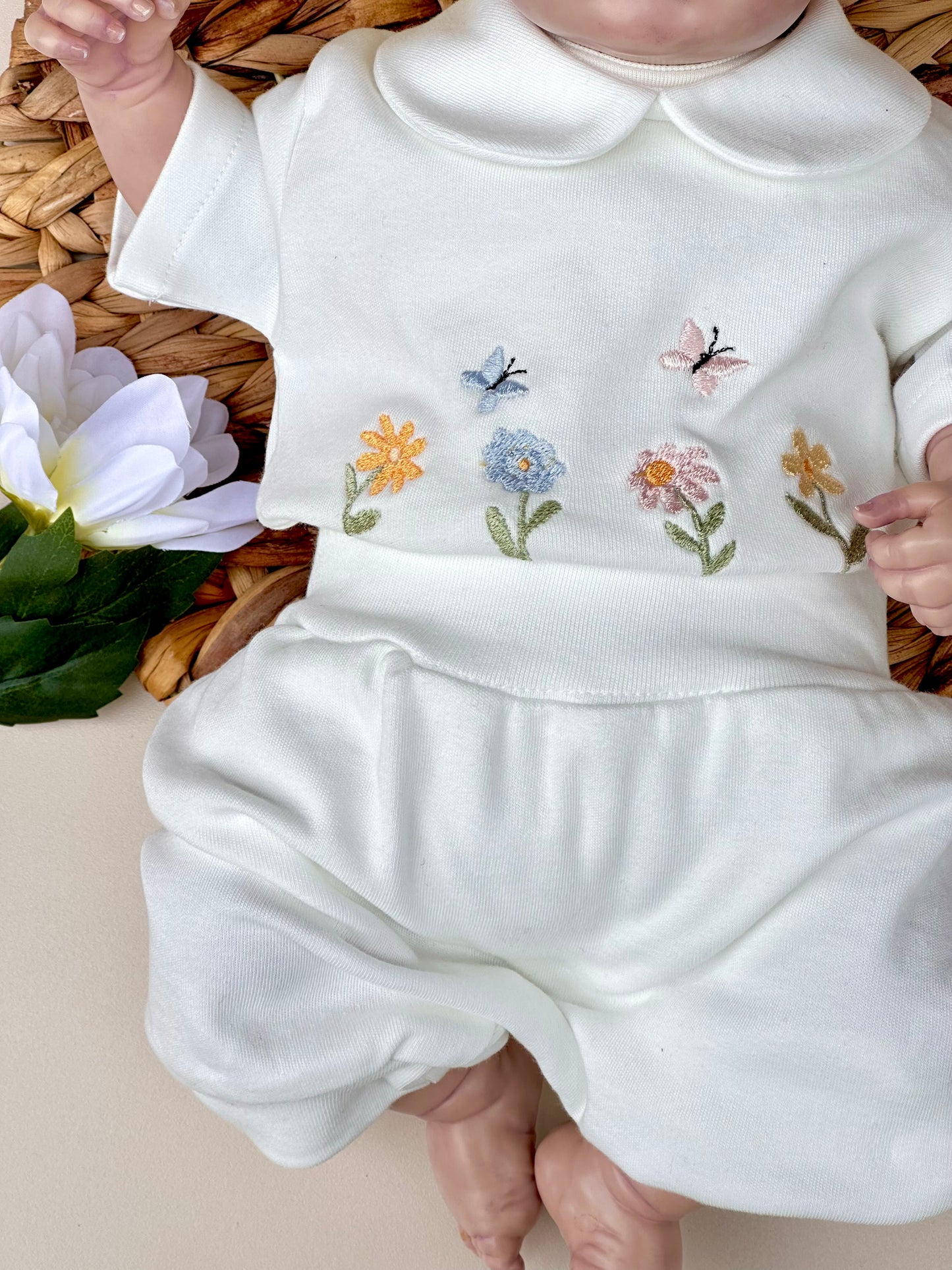 Kelebek ve Çiçek Nakışlı Çıtçıtlı Kısa Kollu Body ve Ekru Penye Balon Şort Takım / Jardin