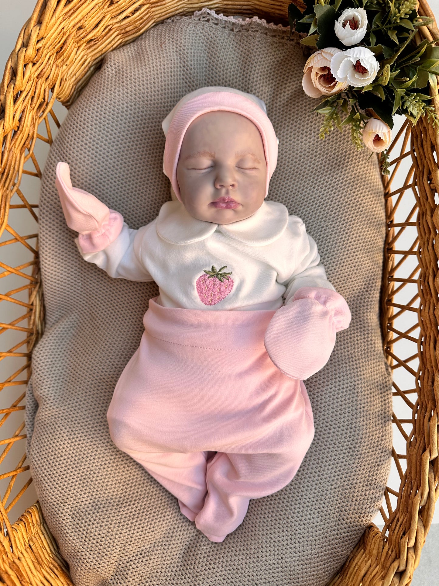 Pembe Çilek Nakışlı Hastane Çıkışı Set (Body, Pantolon, Bere, Eldiven)