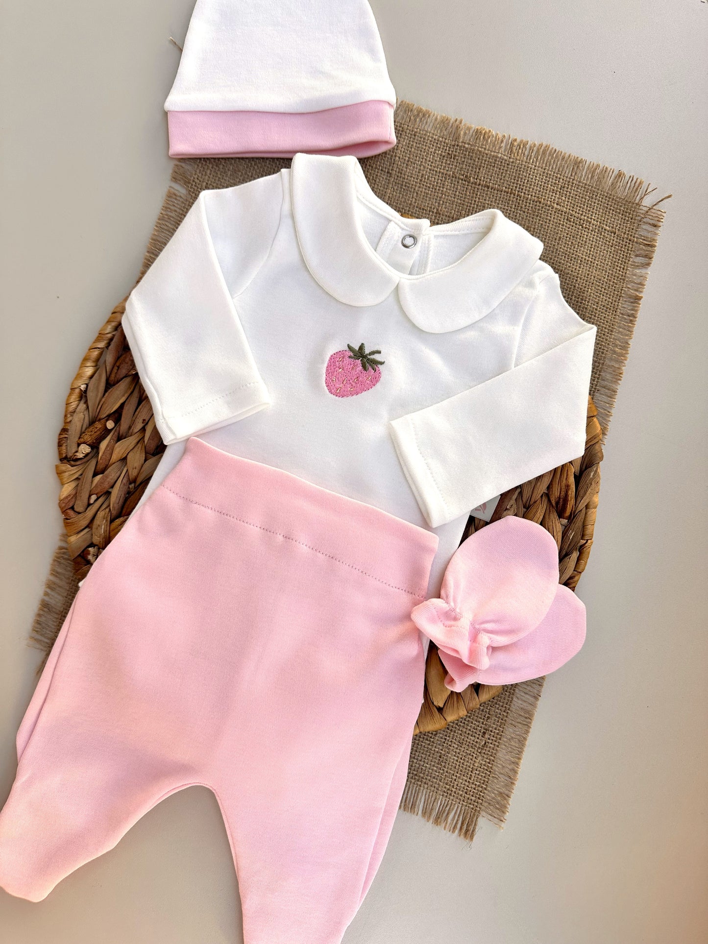 Pembe Çilek Nakışlı Hastane Çıkışı Set (Body, Pantolon, Bere, Eldiven)